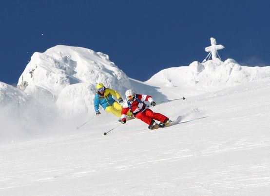 Skifahrer auf der Skipiste in der Skiregion Ramsau